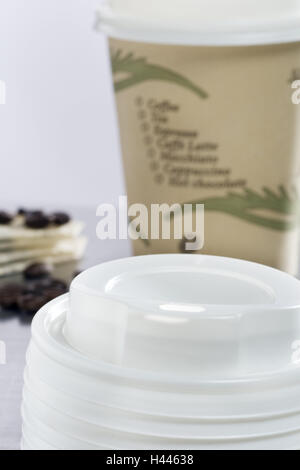 Tazze da caffè, caffè-to-go, arricciata, bevanda calda, caffè, bicchiere di carta, coperchio in plastica, mug, pick up, sul modo in cui, in pratica, Foto Stock