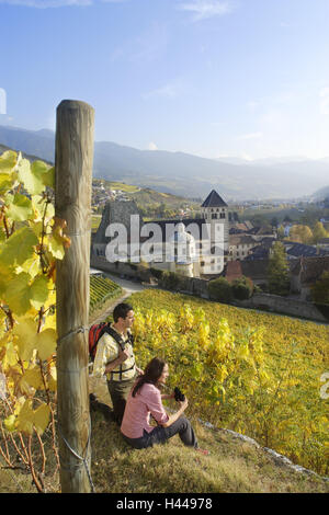 Giovane, passeggiate, riposo, vigneto, chiostro di Neustift, Bressanone, Alto Adige, Italia, Foto Stock