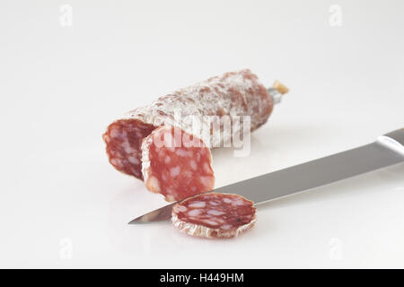 Salame, in italiano, tagliata aperta, coltello, dettaglio Foto Stock