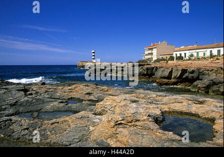 In Spagna, le isole Baleari, isola di Maiorca, Colonia de Sant Jordi, rock, mare, faro, case, isole Baleari isola, isola di Maiorca, Santanyi, resort, vasche di bile, bile bordi, edifici, beacon, toccato, navigazione, guida di orientamento, il Mar Mediterraneo, cielo blu, natura, nessuno, Foto Stock