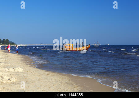 In Germania, il Mar Baltico, isola di Usedom, Ahlbeck, barca da pesca Sturmvogel, spiaggia, vista mare, bridge, il villaggio di pescatori di aringhe, Foto Stock