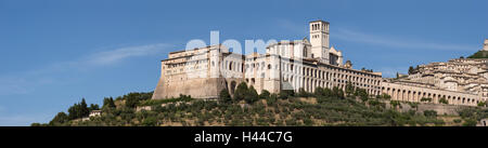 L'Italia, l'Umbria, Assisi, Monte Subasio, chiostro pianta, pellegrinaggio, collina, chiostro e chiesa parrocchiale, Minster, case, case, architettura, luogo di interesse, destinazione, turismo, Foto Stock