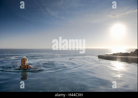 Sud Africa, west cape, cape mezza isola, Pringle Bay, donna, mare, nuotare, luce posteriore, Foto Stock