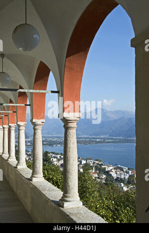 La Svizzera, Ticino, Lucerna, chiesa di pellegrinaggio "Madonna del Sasso', galleria arcade, Lago Maggiore, con vista sul mare Foto Stock