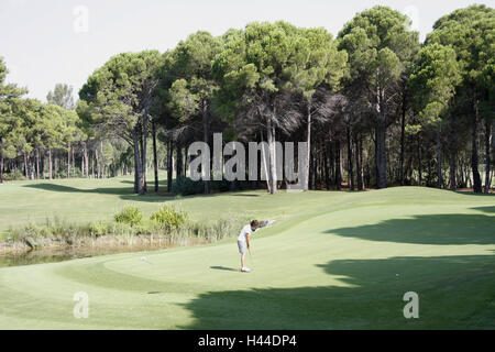 Turchia, Belek, campo da golf 'Pasha', golfista, modello rilasciato, persone, vacanze, turismo, tempo libero, sport Golf sport, al campo da golf, golf, erbosi, legno, donna, sport, sport all'aperto, Foto Stock