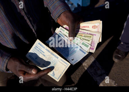 Africa, Zimbabwe, Matabeland, nord dello Zimbabwe, uomo, banconote, inflazione, Foto Stock