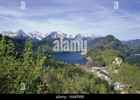 In Germania, in Baviera, est Allgäu, ai piedi del castello, alta Swan's regione Alpsee, Algovia, natura, montagne delle Alpi, cime di montagna lago, blocco alto Swan's regione, alberi, paesaggi, idillio, luogo di interesse, panoramica, Foto Stock