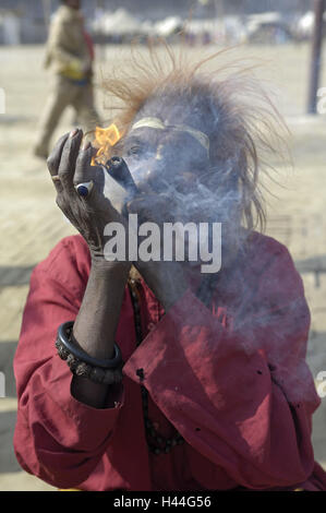 India, Uttar Pradesh, di Allahabad, Kumbh Mela, uomo, un sigaro, fumo, luce, nessun modello di rilascio, Foto Stock