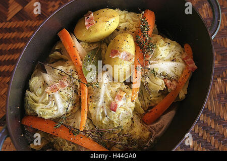 Teglia, ripieni di foglie di cavolo, pancetta, di fecola di patate Foto Stock