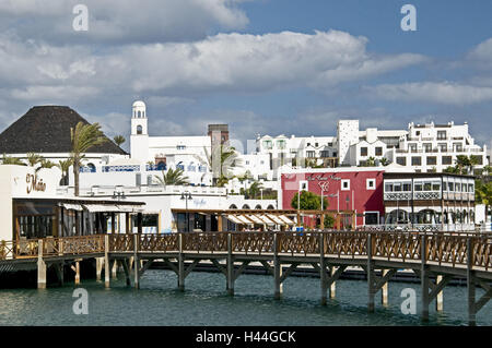 Spagna isole canarie Lanzarote, Playa Blanca, vista città, granella Melia Volcan, chiesa, vulcano, ponte di legno, Foto Stock