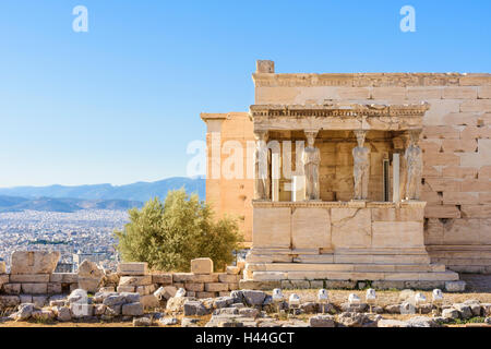Il Portico delle Cariatidi e Erechtheion che domina la città di Atene Acropoli di Atene, Grecia Foto Stock