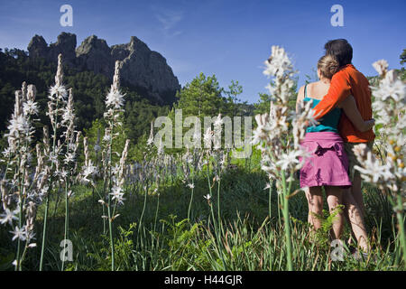 Francia, Corsica, Col de Bavella, giovane, a piedi, in vista posteriore, Foto Stock