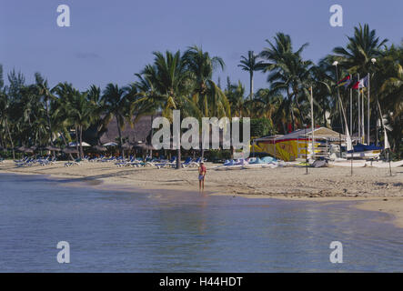 Maskarenen, isola Maurizio, Costa Ovest, spiaggia, palme, turisti, destinazione, turismo, persona, nessun modello di rilascio,, stivali, sedie a sdraio, ombrelloni, barca distribuzione, donna, vacanza, Foto Stock