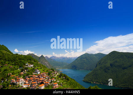 Vista del villaggio di Bre, lago di Lugano e le Alpi dal Monte Bre, Ticino, Svizzera Foto Stock