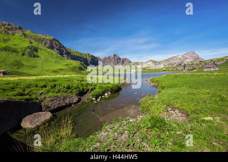 MELCHSEE FRUTT, Svizzera, 27 agosto 2015 - Vista a Melchsee Frutt e Alpi Svizzere panorama da Melchsee Frutt, Svizzera Foto Stock