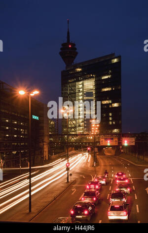 In Germania, in Renania settentrionale-Vestfalia, Dusseldorf, comune obiettivo e Torre sul Reno, di notte, Foto Stock