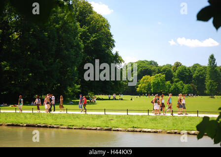 In Germania, in Baviera, Monaco di Baviera, il Giardino Inglese Kleinhesseloher lago, Riva, passeggino, Foto Stock