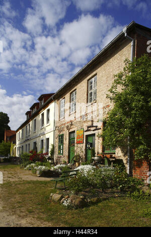 Germania, Meclemburgo-Pomerania occidentale, campo di montagna, lago di casa, penisola Amtswerder, casa di facciata, business, porte, finestre, Foto Stock