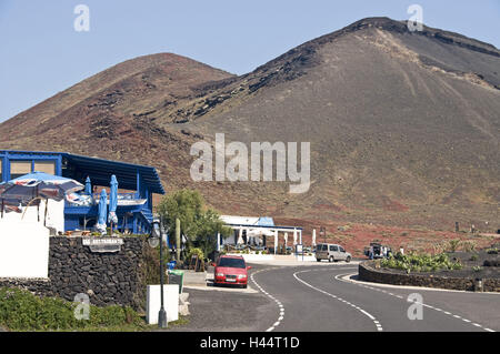 Spagna isole canarie Lanzarote, cucchiai Golfo, case, strade di montagna, Foto Stock