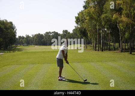 Turchia, Belek, campo da golf 'Pasha', golfista, modello rilasciato, persone, vacanze, turismo, tempo libero, sport Golf sport, al campo da golf, golf, erbosi, legno, donna, sport outdoor sport, vista laterale, corpo intero, riprodurre racquet, golf club, Foto Stock