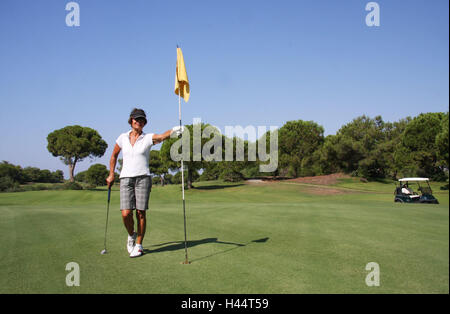 Turchia, Belek, golf club 'Pasha - sultan', campo da golf, il golfer, bandiera, modello rilasciato, persone, tempo libero e viaggi, sport, turf outdoor sport, sport, Golf, golfs, tutto il corpo del carrello da golf, donna, soleggiato, con orgoglio, mettere in clink, foro, Foto Stock