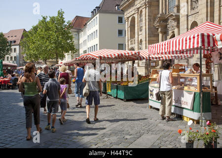 Le bancarelle del mercato prima che la chiesa di San Martino, mercato mercato settimanale, Bamberg, Franconia, Baviera, Germania, Foto Stock