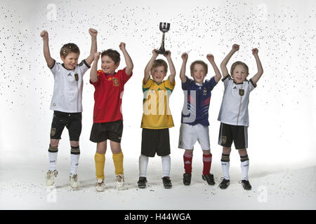 Ragazzi, cinque maglie da calcio, ridere, rallegratevi, tenere cup, foto di gruppo, Foto Stock
