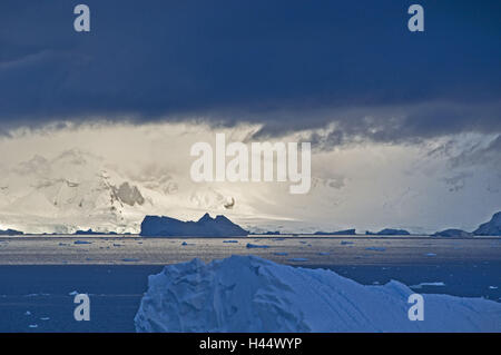 Antartico, Neko Harbour, montagna, rock, iceberg, sul mare nuvole, Foto Stock