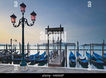 L'Italia, Veneto, Venezia, Piazza San Marco e gondole, San Giorgio Maggiore, laguna, atmosfera serale, Foto Stock