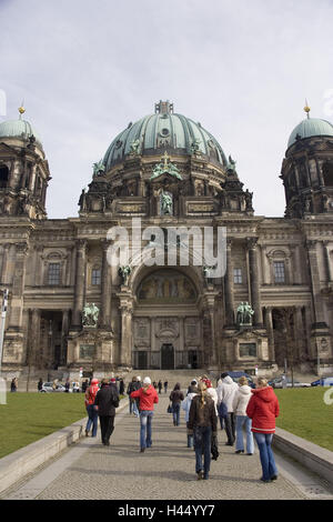 Germania, Berlino, Cattedrale di Berlino, piacere giardino, turistico, Europa, capitale, città Berlino centro, cattedrale, chiesa principale, chiesa, architettura, architettura, cupole, luogo di interesse storico, destinazione, turismo, turismo viaggi città, persona, la fede, la religione, il cristianesimo, costruzione sacra, chiesa, Foto Stock