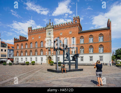 Danimarca, Funen, Odense, vista del Flakhaven piazza centrale con la Italian-Gothic Odense City Hall con mo scultura in acciaio Foto Stock