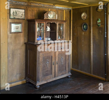 Germania, Baden-Württemberg, Beuren, open-air Museum, il carpentiere della casa sala residenziale, casa, costruendo, museo, all'interno, Streckgehöft, agricoltura edificio, camera, cassettiere, credenza, salotto, Orologio a parete in legno, immagini, piastre, appendere, nessuno, Foto Stock