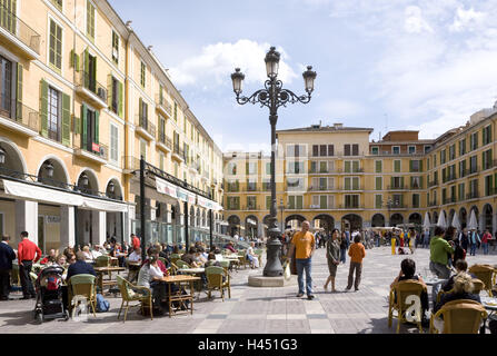 Spagna Baleari Maiorca, Palma de Mallorca, Città Vecchia, Placa Major, turisti, città, attrazione, destinazione, architettura, edifici, case, palazzi, portici, quadrato, street cafe, caffetterie, gli ospiti, persone, lanterna, estate, all'esterno, Foto Stock