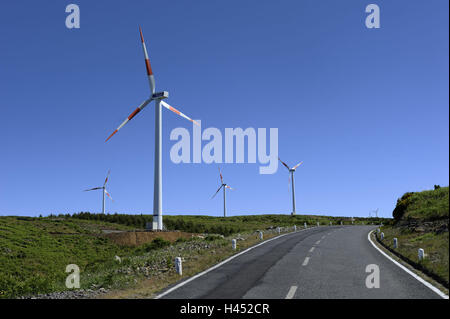 Il Portogallo, isola di Madera, Paolo VI Serra, strada, turbine eoliche, Foto Stock