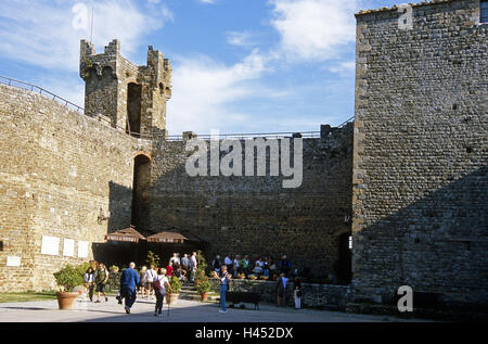 L'Italia, Toscana, Montalcino, castello, cortile interno, turistico, Foto Stock