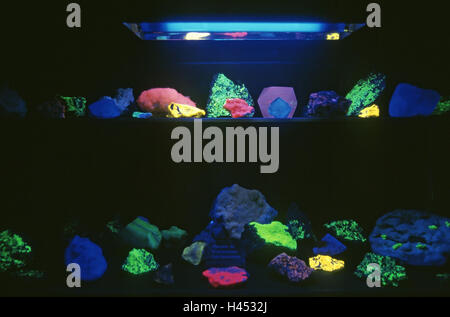 Museo, vetrina, rock, fluorescente, pietre, minerali, luce ultravioletta, shine e luminosi, colorfully colore differente, radiazione, luogo di interesse, Germania, mountain Tri, Foto Stock