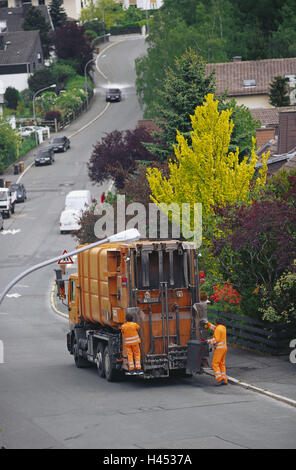 Germania, zona residenziale, street, lo smaltimento dei rifiuti, uomini, camion della spazzatura, vista posteriore, lo smaltimento dei rifiuti Company, società di smaltimento dei rifiuti, smaltimento rifiuti, industria, servizi, persone, garbage collector, due, lavaggio, svuotamento, cassonetti, occupazione, lavoro, cassonetti, domestici contenitori per rifiuti, smaltimento, distacco, rifiuti, rifiuti, rifiuti domestici, pulizia, veicolo, carrello, bin autocarro, garbage veicolo, caricatore posteriore, abbigliamento protettivo, giubbotto, Arancione riflettente Foto Stock