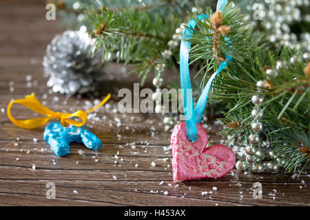 Albero di natale di rami e giocattoli di Natale fatto di pasta di sale su sfondo di legno. Foto Stock
