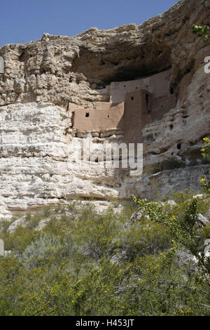 Gli Stati Uniti, Arizona, Montezuma Castle National Monument, Nord America, destinazione, luogo di interesse, turismo, cultura, rovina, rimane, flat rock, rock, rock abitazione, monumento nazionale, bile nicchia, esterno, arbusti e vegetazione, Foto Stock