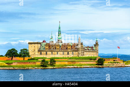 Vista del Castello Kronborg dallo Stretto di Oresund in Danimarca Foto Stock