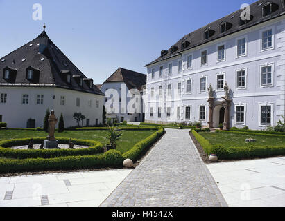 In Germania, in Baviera, Chiemgau, il Lago Chiemsee, donna isola, chiostro donna Lago Chiemsee, giardini del monastero, bavaresi, alpino altopiano, alp camera, isola, abbazia,'abbazia benedettina, benedettino, edificio Cloister, giardino, la struttura, il luogo di interesse, cultura, giardino, vegetazione, piante, fiori, natura, stagione, la molla può, di sole e senza nuvole, nessuno, Foto Stock