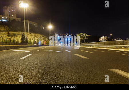 Bella strada ponti di notte a Haifa, Israele Foto Stock