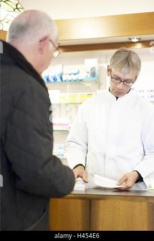 L'uomo, farmacia, ricetta, farmaco, Foto Stock