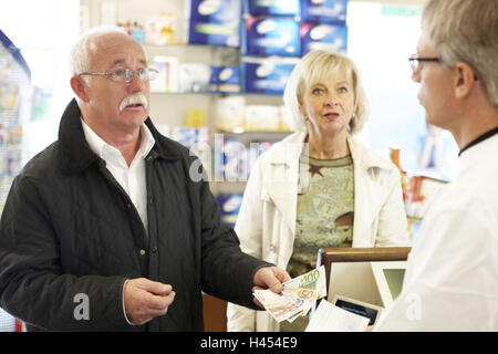 L'uomo, donna, farmacia, ricetta, farmaco, pagare, Foto Stock