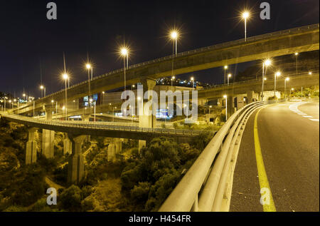 Bella strada ponti di notte a Haifa, Israele Foto Stock