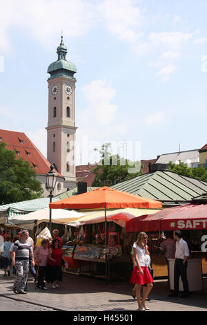 In Germania, in Baviera, Monaco di Baviera, Viktualienmarkt, passante, della chiesa dello Spirito Santo, Steeple, Germania meridionale, Alta Baviera, città, parte town, la Citta' Vecchia, il luogo di interesse, mercato mercato alimentare, cabine di vendite, bancarelle e persone, turisti, pedoni, chiesa, torre, esterno, Foto Stock