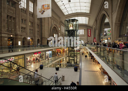 In Germania, in Sassonia, Lipsia, stazione centrale, Centro shopping, paese, città, destinazione stazione ferroviaria, shopping, acquisti, all'interno, architettura, negozi, galleria, persona, escalator, tetto in vetro, Foto Stock