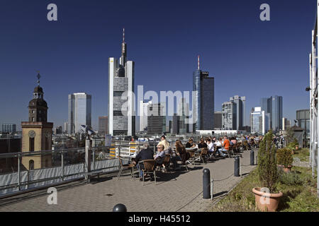 Germania, Assia, di Francoforte sul Meno, Zeilgalerie, terrazza sul tetto, cafe, ospiti, visualizzare skyline, paese, città e metropoli, metropoli finanziaria, tetto cafe, architettura, case, edifici, alta sorge, alto ufficio blocchi, edifici per uffici, terrazza, persona, gastronomia, esterno soleggiato, Foto Stock