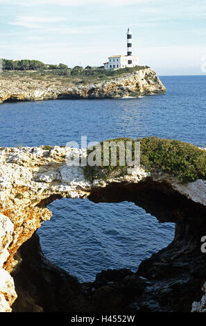 In Spagna, le isole Baleari, isola di Maiorca, Porto Colom, costa, faro, rock, rivoluzionario, foro, torre, architettura, mare figura, beacon, navigazione, navigazione, orientamento, orientamento, navigazione, guida alla navigazione, rock, scogliera rocciosa, cielo blu, il Mar Mediterraneo, mare, acqua, toccato in bianco e nero, house, Felsendurchrbruch, porta ingresso, Foto Stock