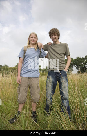 Ragazzi, adolescenti, due, campo stand, sotto braccio, Foto Stock